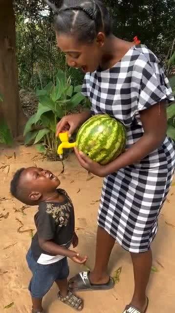 非洲人群吃瓜视频,瓜果飘香，尽享异域风情