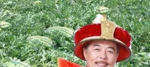 大爷下令吃瓜图片