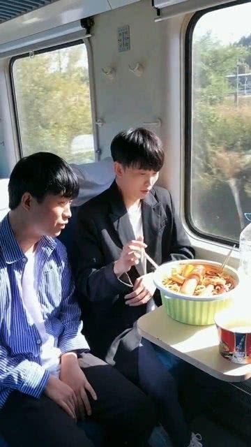 男生问我吃瓜吗,男生邀我共品瓜香